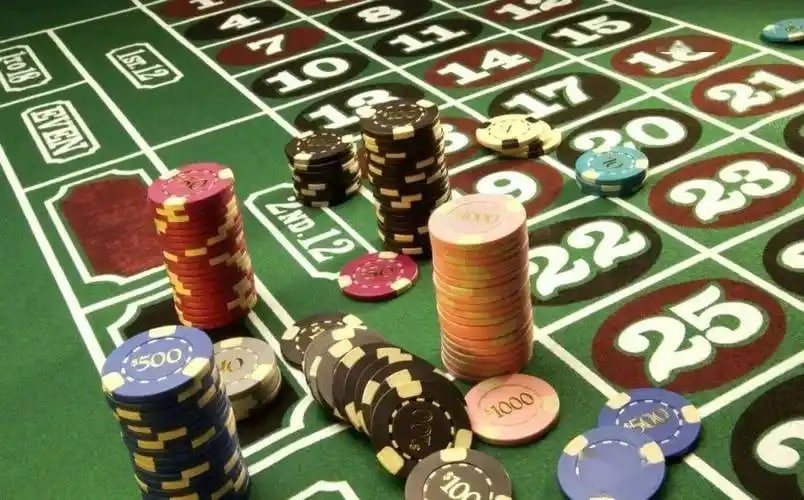 Antarmuka permainan Allbet di mayoblok menampilkan video dealer, area taruhan, dan chat real-time