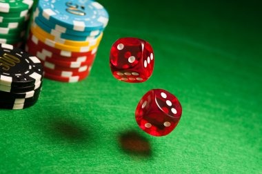 Meja blackjack langsung dengan dealer profesional di studio mayoblok